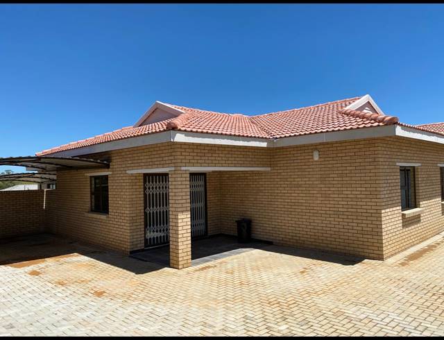 3 BEDROOM TOWNHOUSE RENTED IN AVIARY HILL
